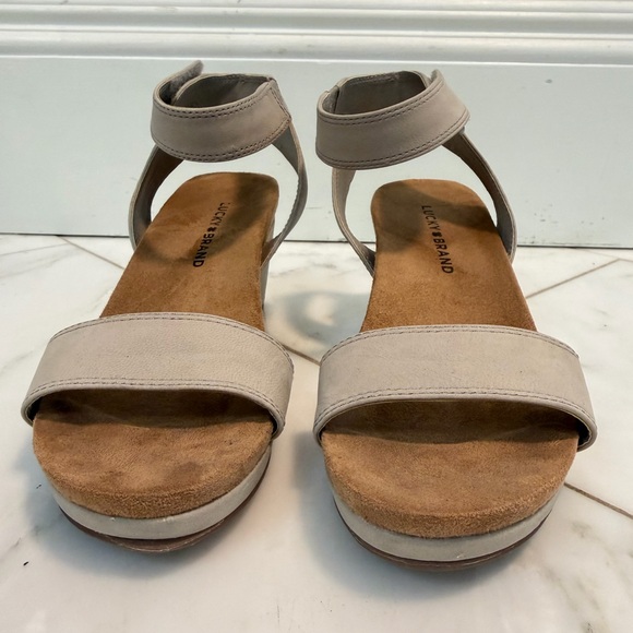 Lucky Brand Konoa Women’s 6.5 Light khaki stone leather ankle strap wedge sandal - Picture 2 of 10